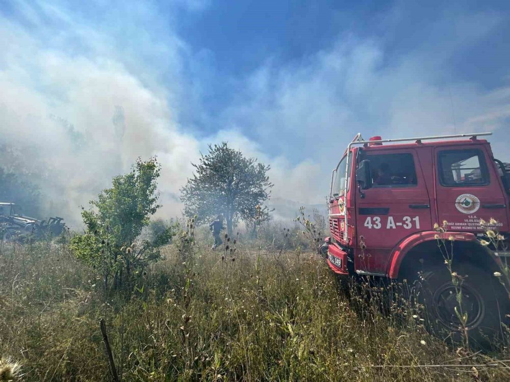 Kıvılcım 90 Dönüm Tarlayı Yaktı