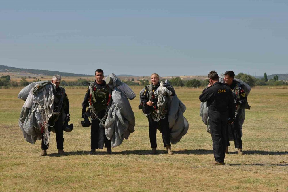 Jandarma Ve Tsk’dan Nefes Kesen Paraşüt Gösterisi