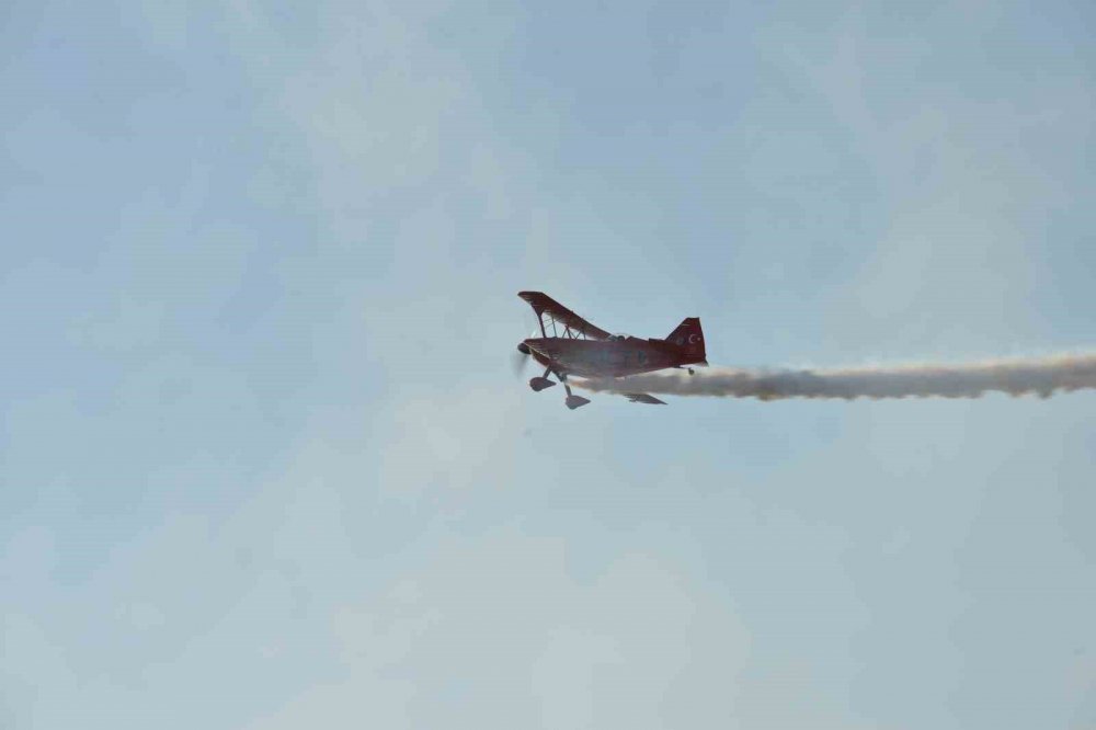 Türkiye’nin İlk Kadın Akrobasi Pilotu Ve Yerli Uçağımız Hürkuş İzleyenleri Mest Etti