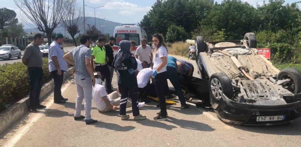 Önüne Köpek Çıkan Otomobil Takla Attı: 3 Yaralı