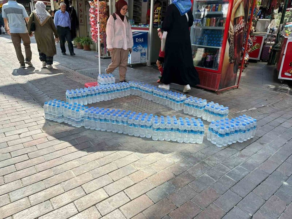 Kaldırımda Beton Döktüğü Alanı Su Şişeleriyle Çevreledi