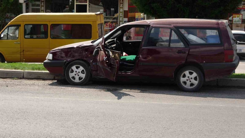 Otomobil İle Güneş Paneli Yükle Tır Çarpıştı: 1 Yaralı