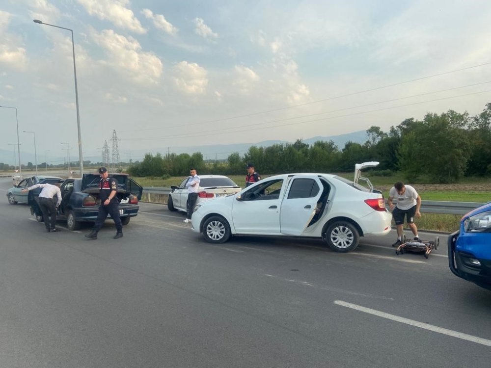 Zincirleme Kazada 1’i Bebek Toplamda 2 Kişi Yaralandı