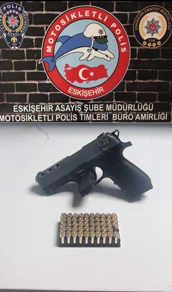 8 Şüpheli 3 Tabanca, Uyuşturucu Madde Ve Çalıntı Motosiklet İle Yakalandı