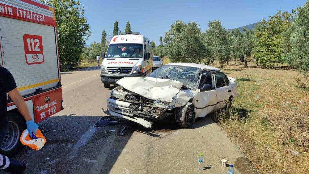 Otomobiller Kafa Kafaya Çarpıştı: 6 Yaralı