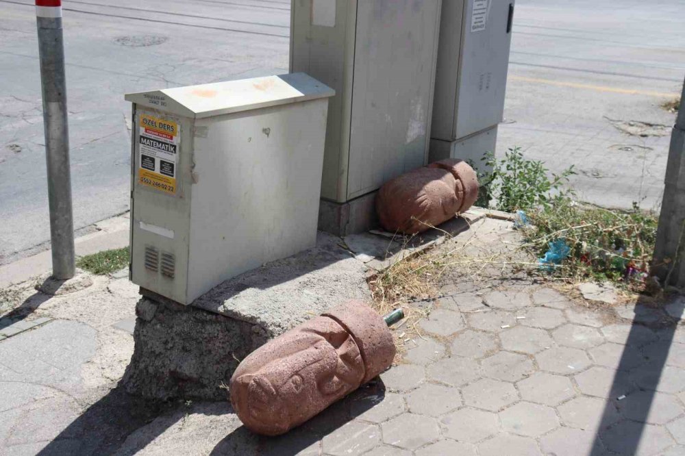 Vandalların Yeni Hedefi Figürlü Beton Dubalar Oldu