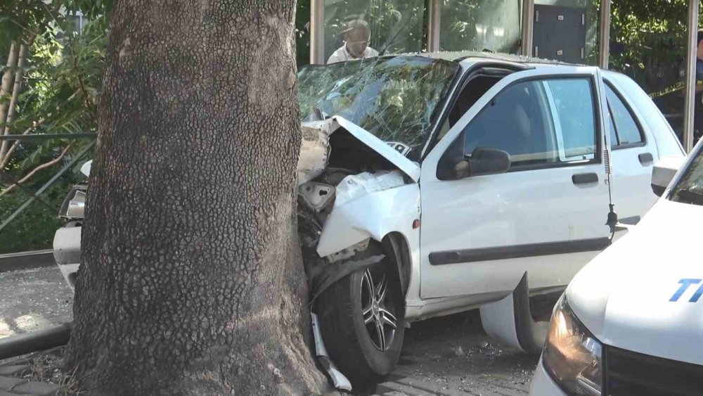 Araç Otobüs Durağına Dalmıştı.. Ağır Yaralanan Kadın Hayatını Kaybetti