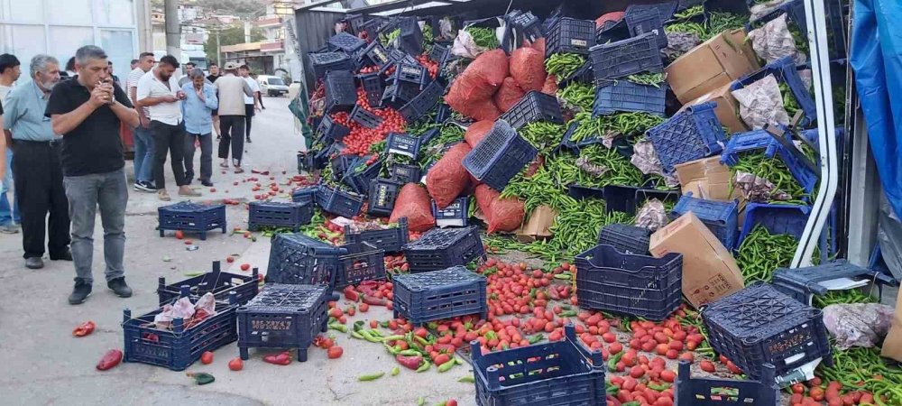 Tır Önce Araçlara Çarptı Sonra Devrildi