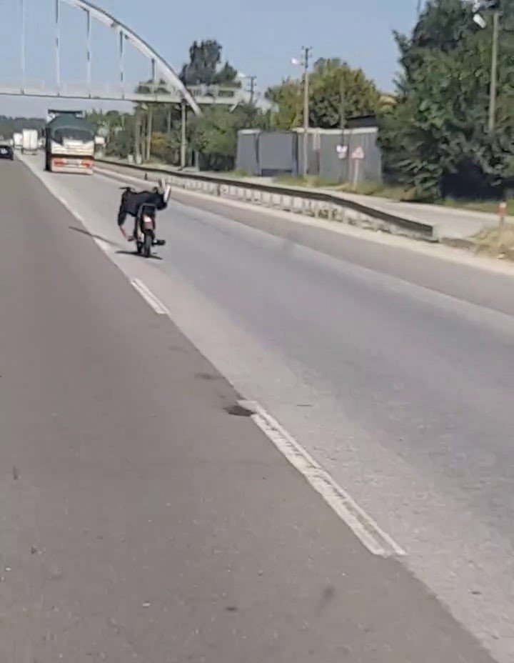 Trafik Magandasının Tehlikeli Motosiklet Yolcuğu Kamerada