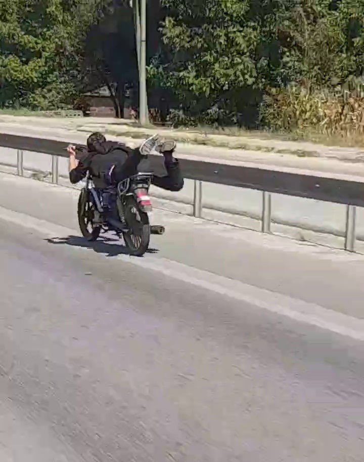 Trafik Magandasının Tehlikeli Motosiklet Yolcuğu Kamerada