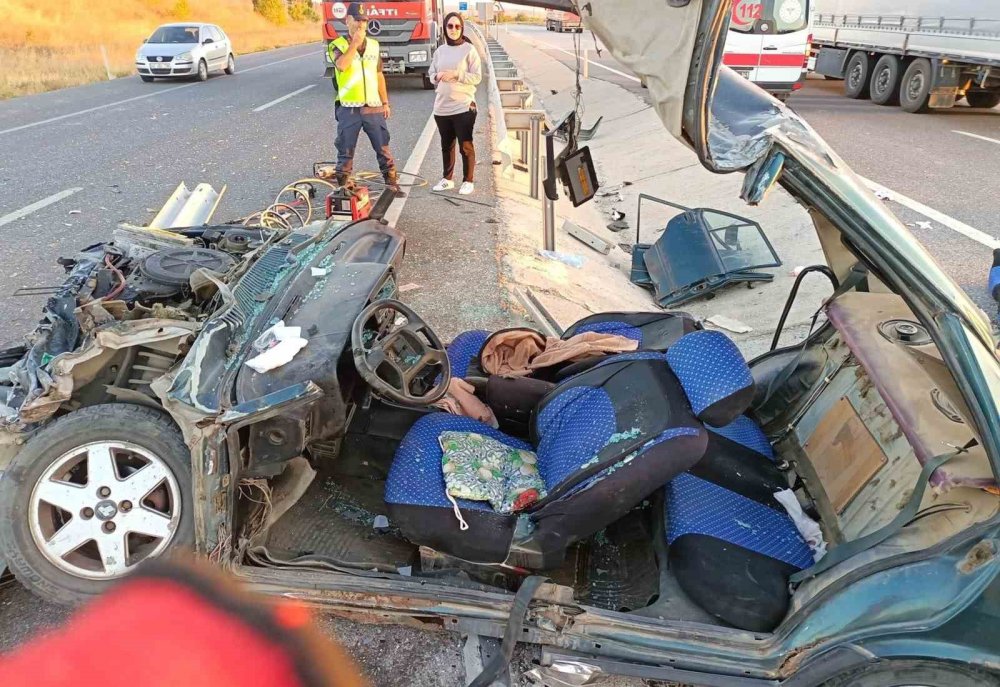 Bariyerlere Çarpan Otomobil Hurda Yığınına Döndü: 3 Yaralı