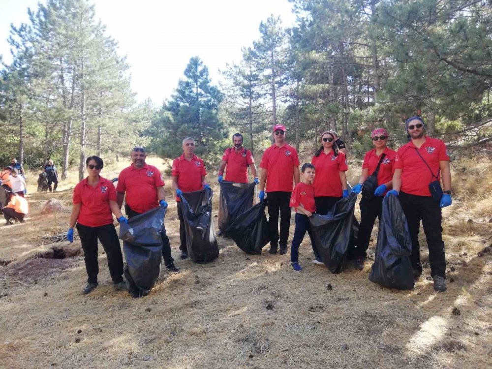 60 Kişi Ormanda Çöp Topladı