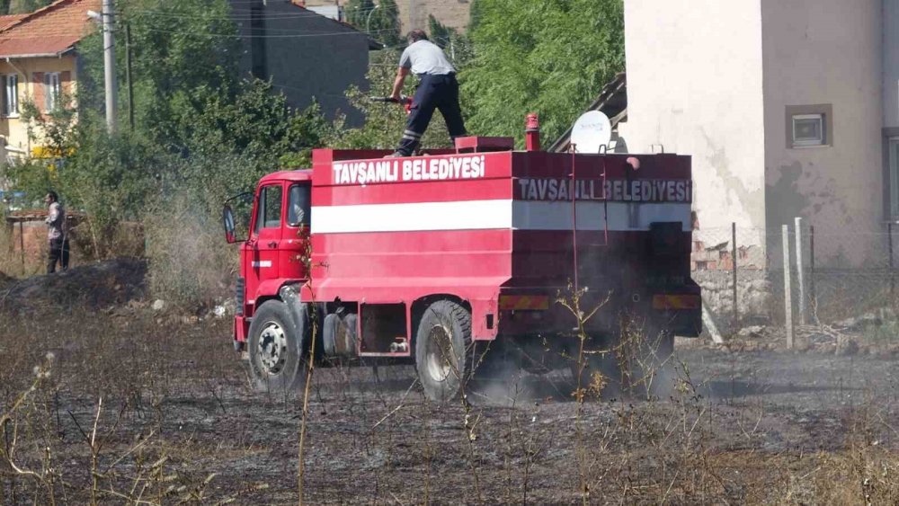 Ot Yangını Evlere Ulaşmadan Söndürüldü