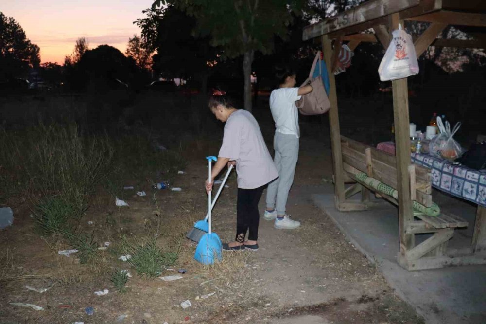 Evlerinden Getirdikleri Süpürge Ve Küreklerle Temizlik Yaptılar