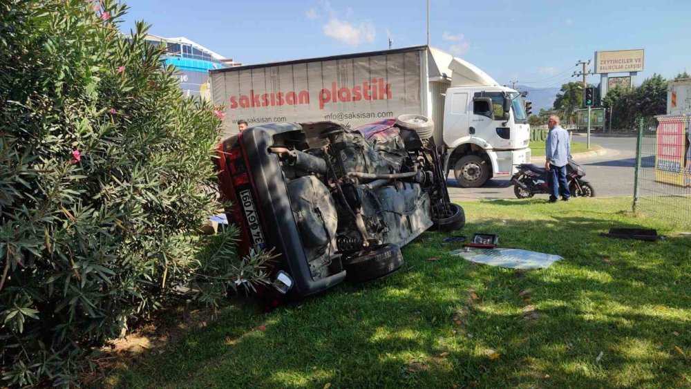 Takla Atıp Hurdaya Dönen Araçtan Hafif Sıyrıklarla Kurtuldu