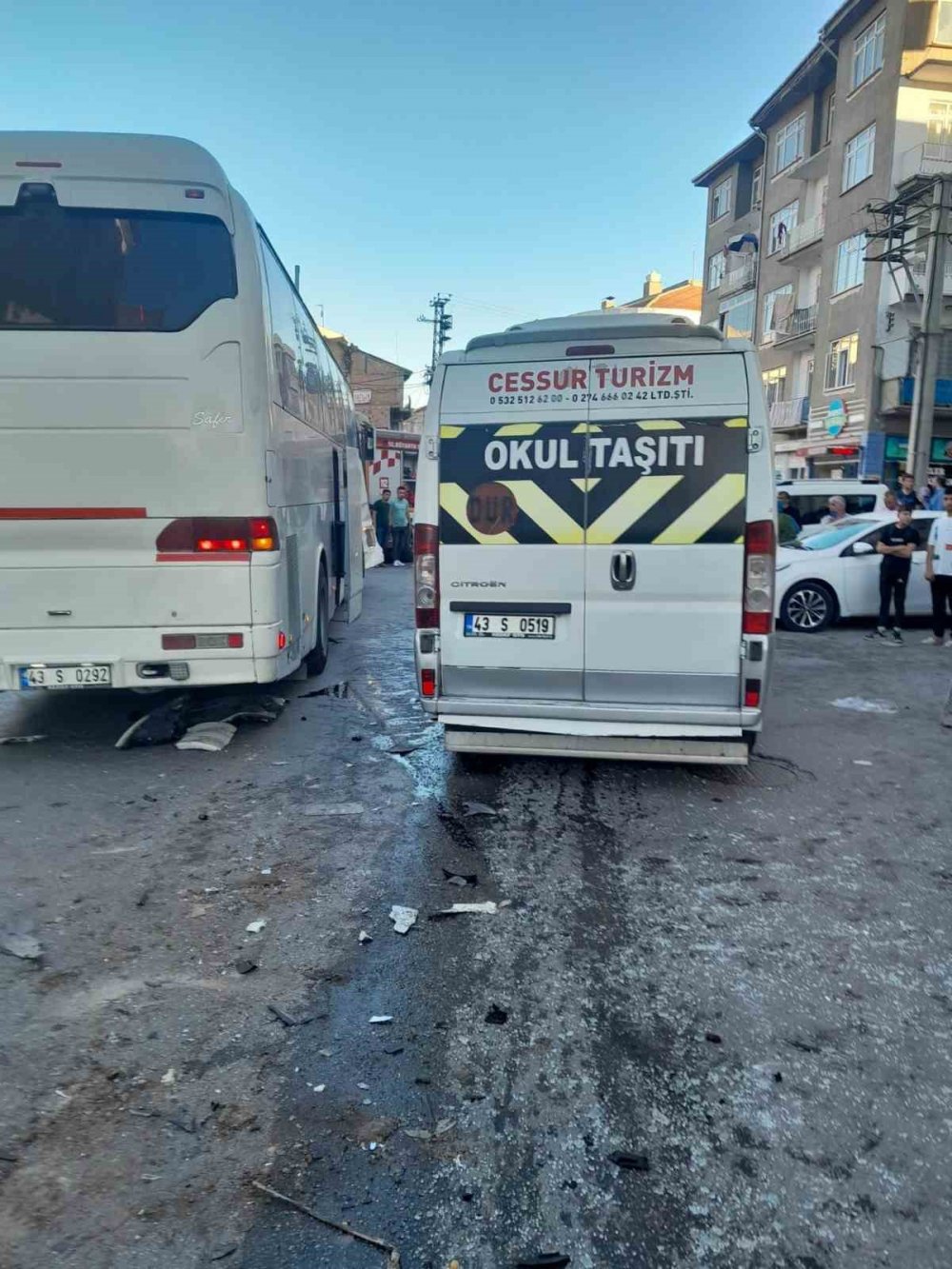 Freni Boşalan Otobüs Park Halindeki 4 Araca Çarptı: 2 Yaralı