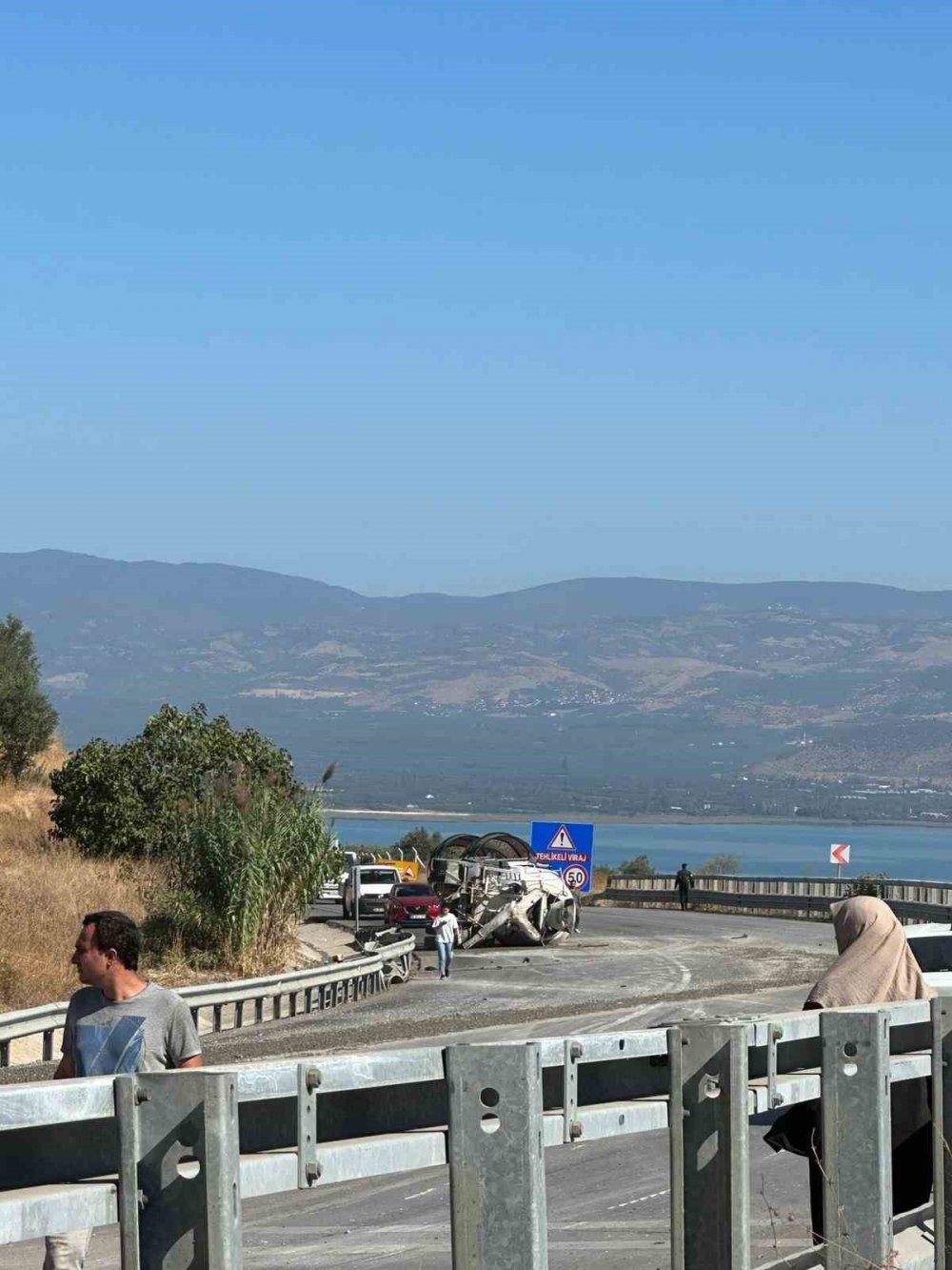 İki Beton Mikseri Kafa Kafaya Çarpıştı: 1 Ölü, 1 Ağır Yaralı