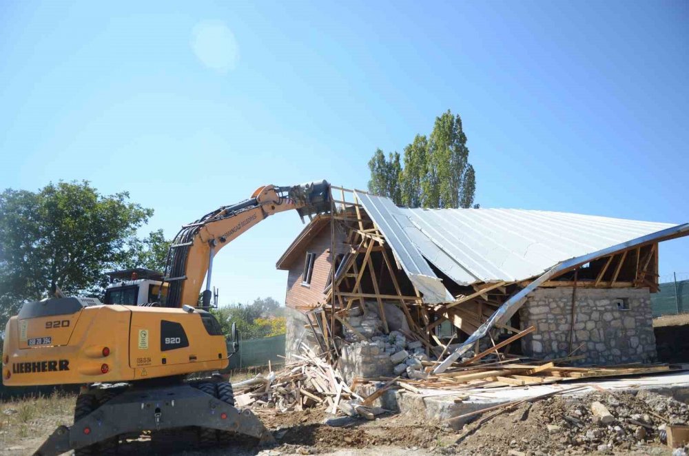 Kaçak Villa İnşaatı Yerle Bir Edildi