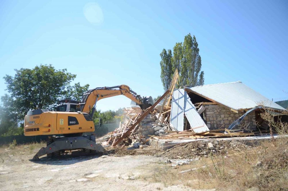 Kaçak Villa İnşaatı Yerle Bir Edildi