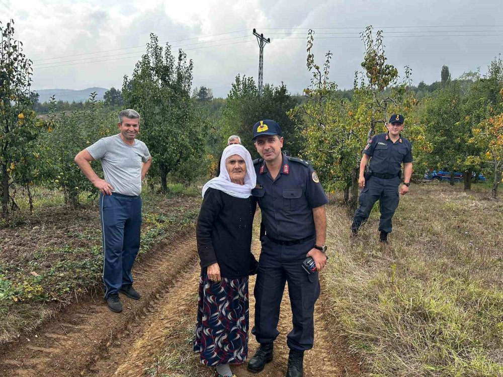 Bağ Evinde Kaybolan Yaşlı Kadını Jandarma Ekipleri Buldu