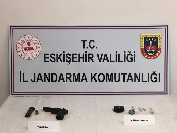 Kaza Yapan Aracın İçinden Uyuşturucu Madde Ve Ruhsatsız Tabanca Çıktı