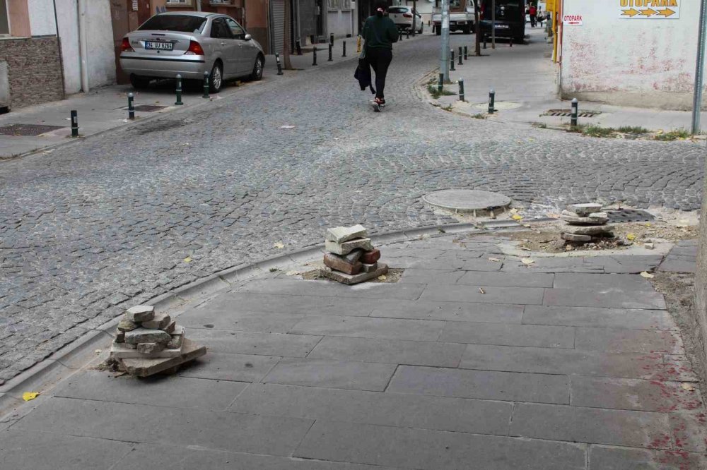 Kaldırımdaki Taş Dubaların İlginç Görüntüsü