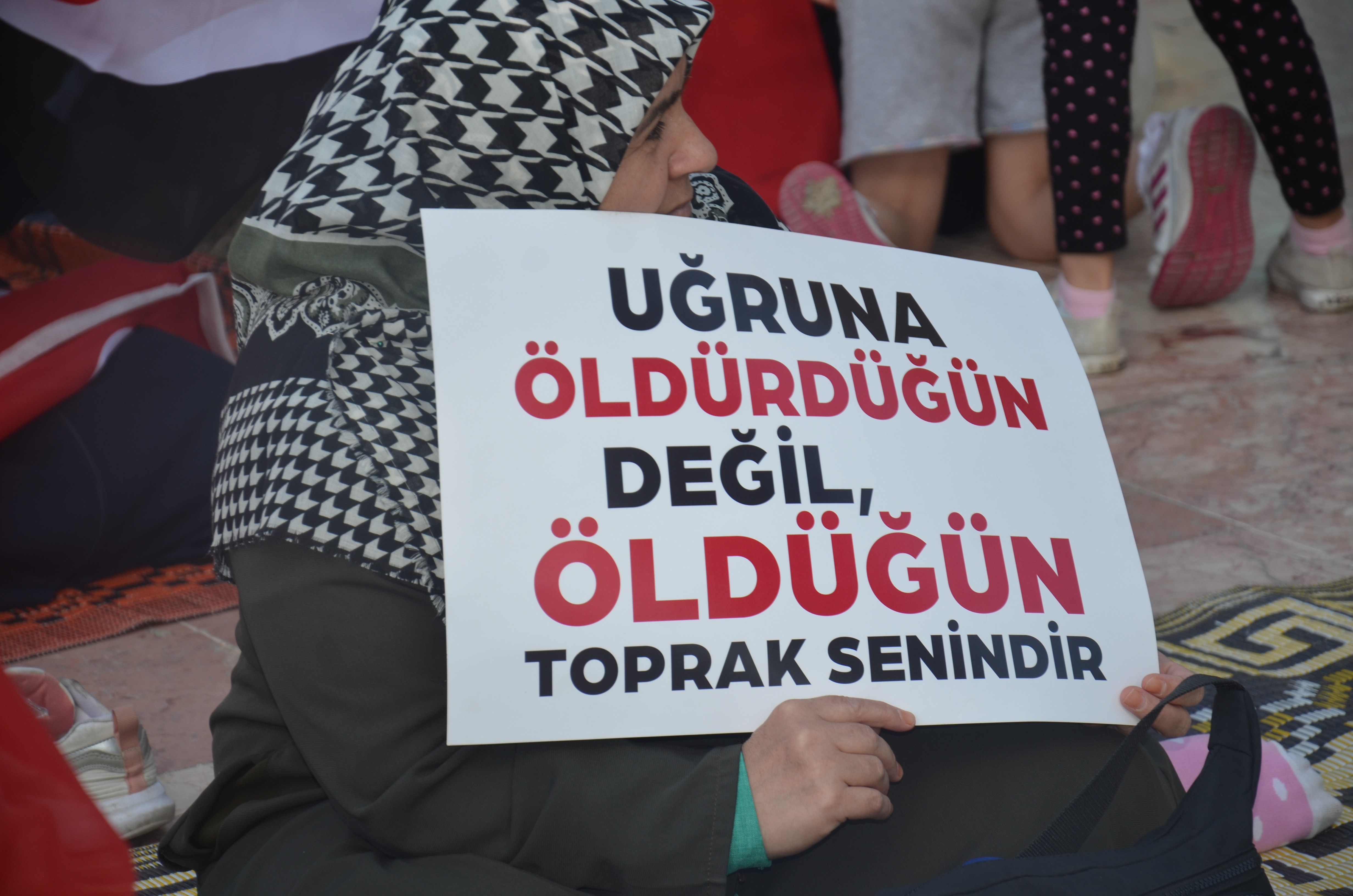 ihh-kadin-kollari-oturma-eylemi-yapti-4.jpg