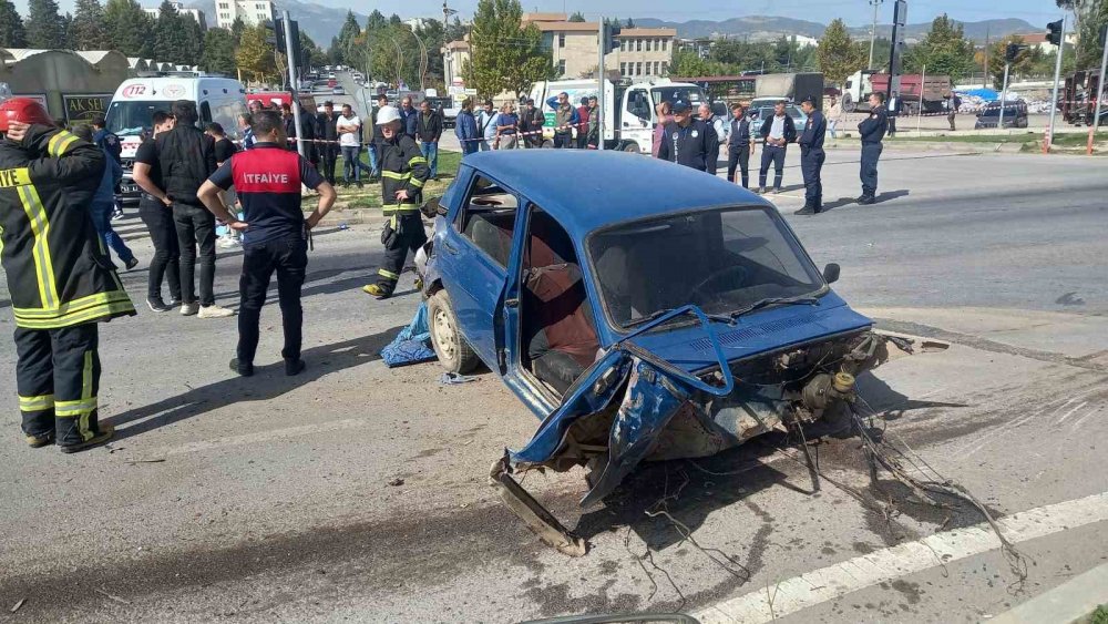 Tır Otomobili Biçti: 1 Ölü 1 Yaralı