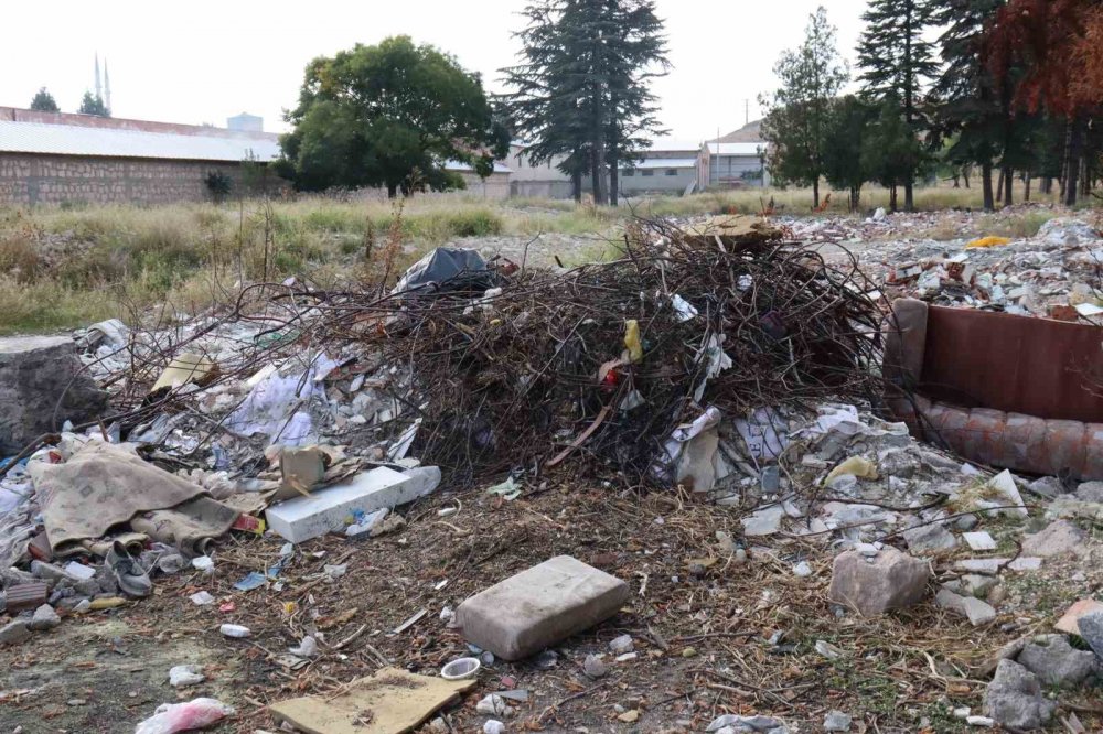 Burası Çöplük Değil Mahalle Arasında Boş Bir Arazi