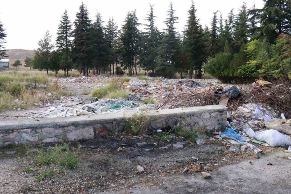 Burası Çöplük Değil Mahalle Arasında Boş Bir Arazi