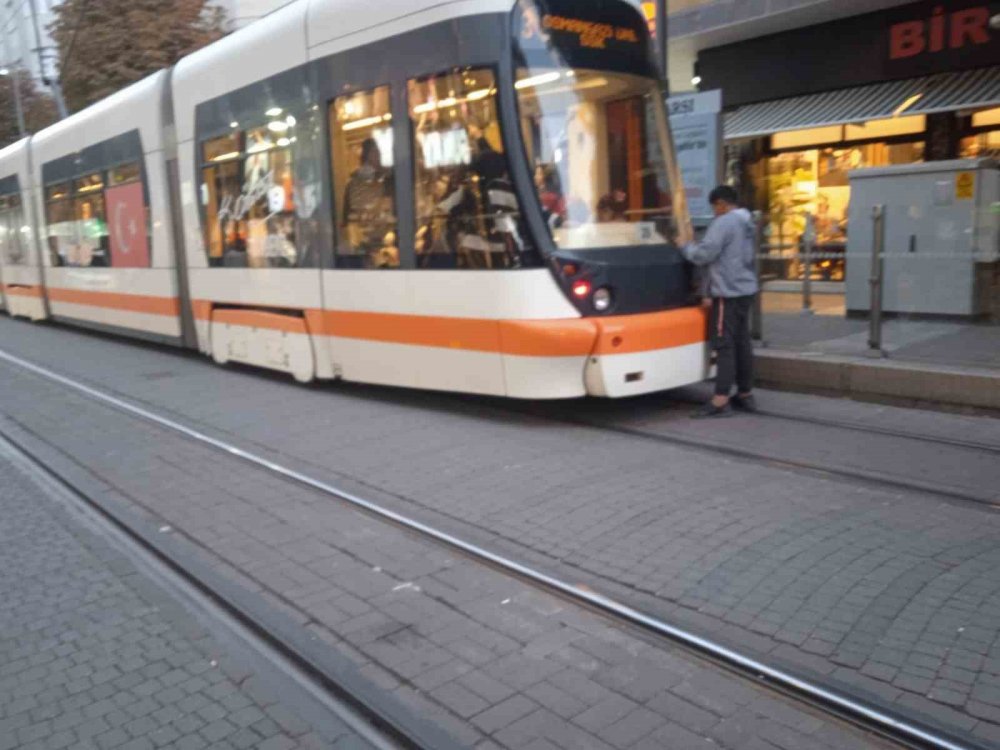 Eskişehir’de Bir Çocuğun Tramvaya Tutunma Çabası Hayret Ettirdi