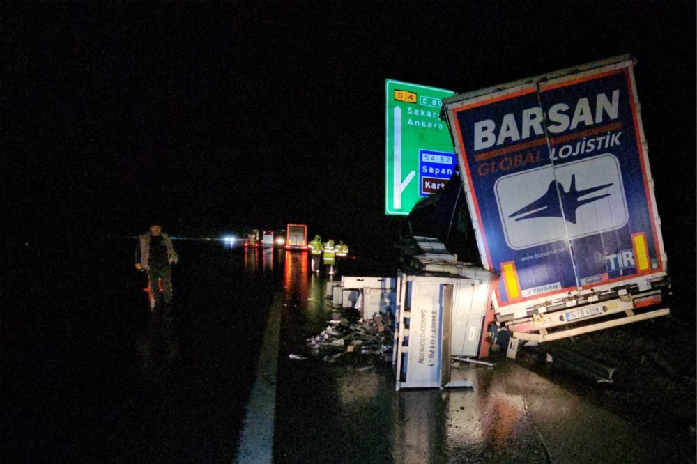 Otoyolda Makaslayan Tır, Bariyerlere Çarptı