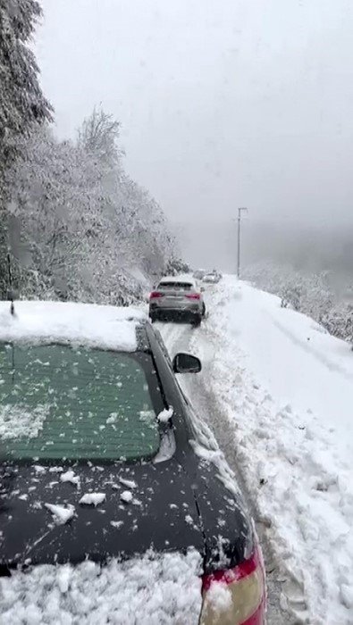 Kar Yolu Kapattı, Araçlar Kepçe Yardımıyla Kurtarıldı