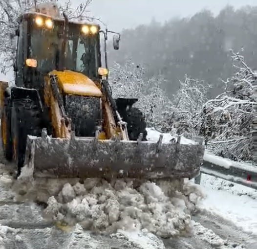 Kar Yolu Kapattı, Araçlar Kepçe Yardımıyla Kurtarıldı