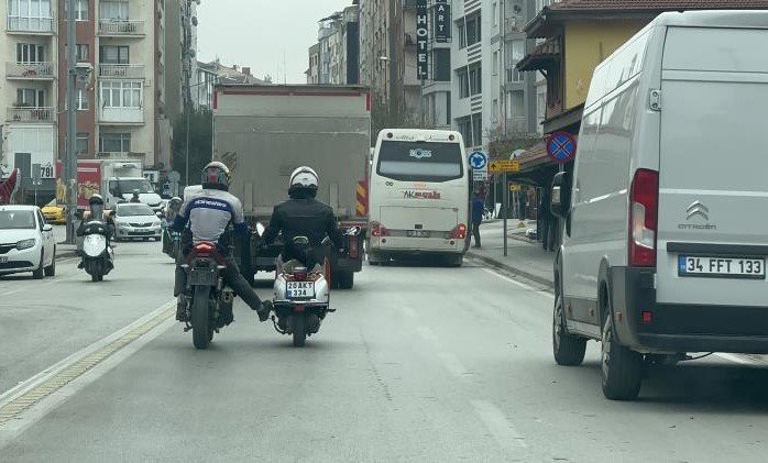 Bozulan Motosikleti Ayağıyla İttirerek Götürdü