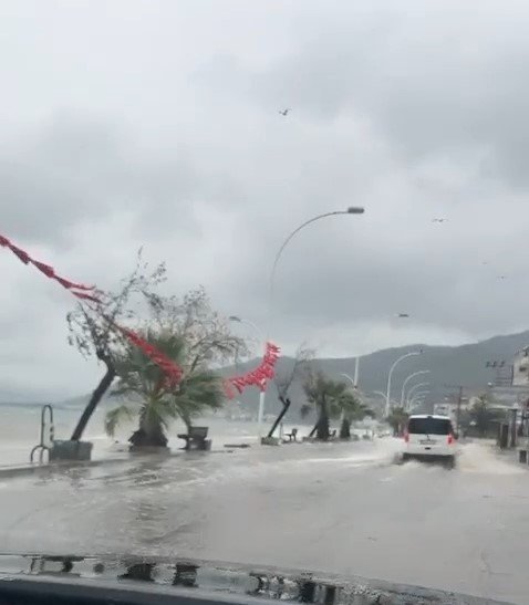 Deniz Karayla Birleşti, Yollar Göle Döndü