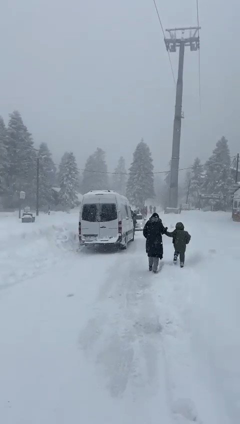 Kimisi zıplayarak kurtulmaya çalıştı, kimisini kar küreme aracı sürükledi