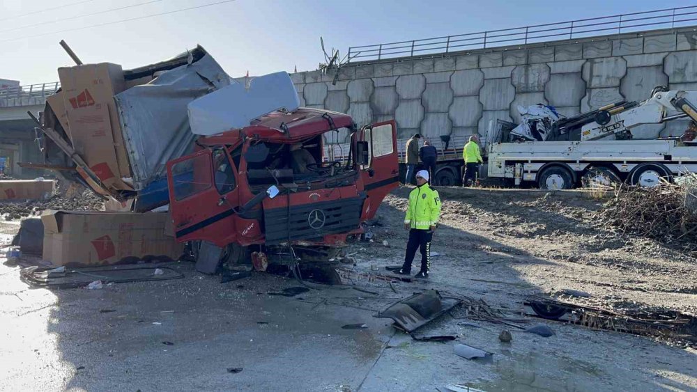 Köprüden Aşağı Uçan Tırların Sürücüleri Ağır Yaralandı