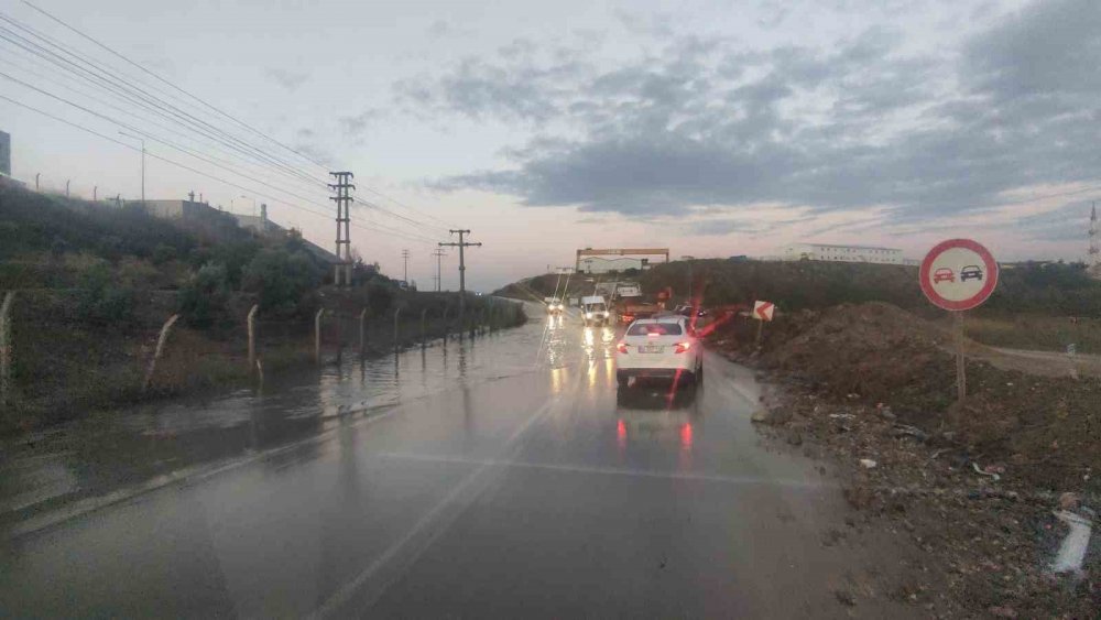 Sel Suları Yolu Kapattı, Trafik Aksıyor