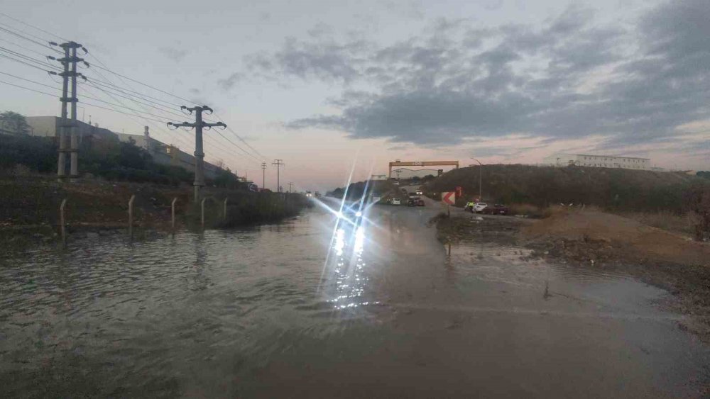 Sel Suları Yolu Kapattı, Trafik Aksıyor