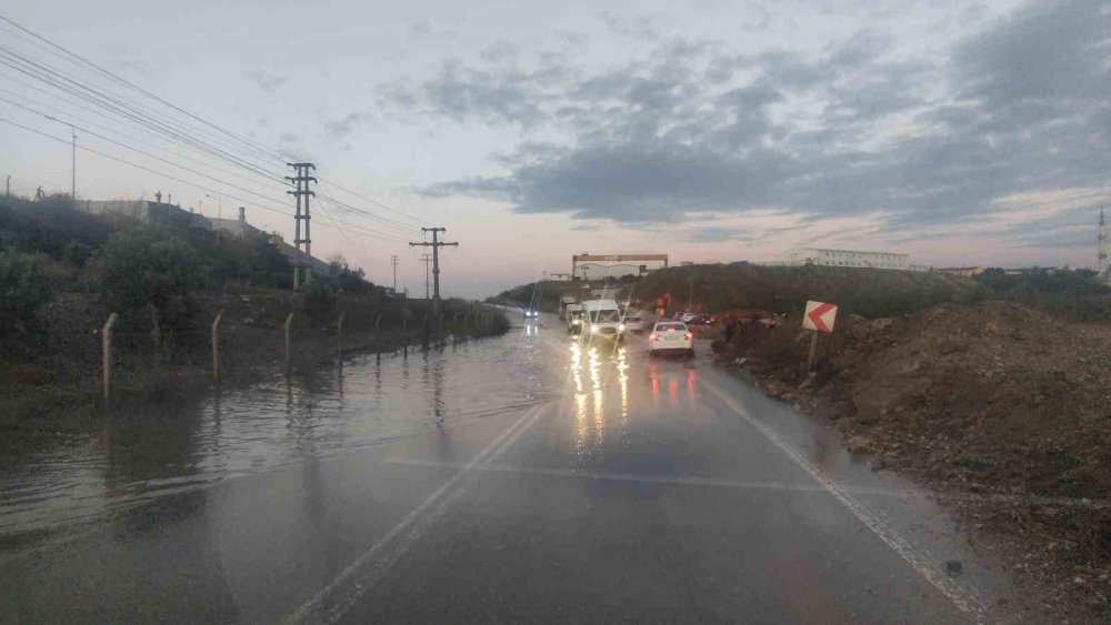 Sel Suları Yolu Kapattı, Trafik Aksıyor