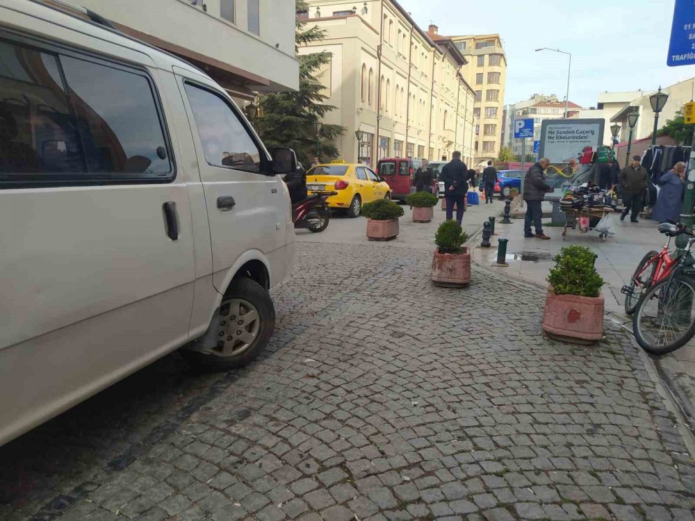 Otomobiller Düzensiz Park Etmesine Taş Saksılarla Çözüm Bulmaya Çalıştılar