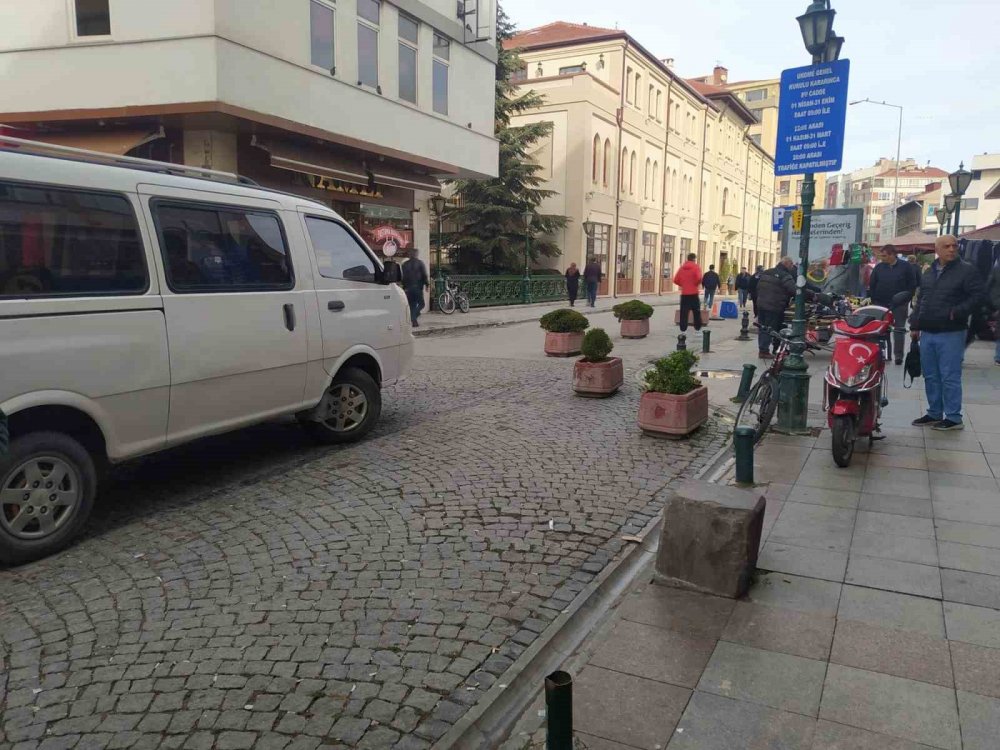 Otomobiller Düzensiz Park Etmesine Taş Saksılarla Çözüm Bulmaya Çalıştılar