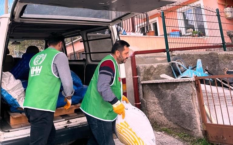 İhtiyaç Sahibi 300 Aileye Soba, Kömür Ve Erzak Yardımı