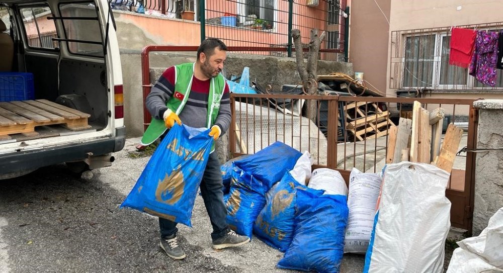 İhtiyaç Sahibi 300 Aileye Soba, Kömür Ve Erzak Yardımı