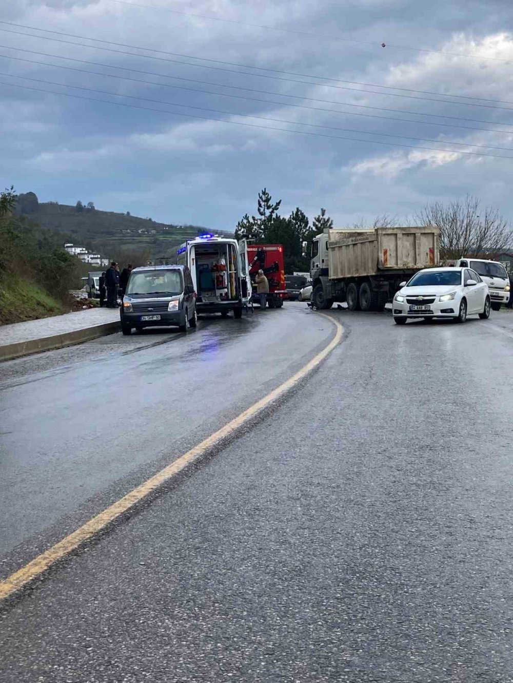 Hurdaya Dönen Otomobilde Sıkışan Kadın Sürücü Yaralandı