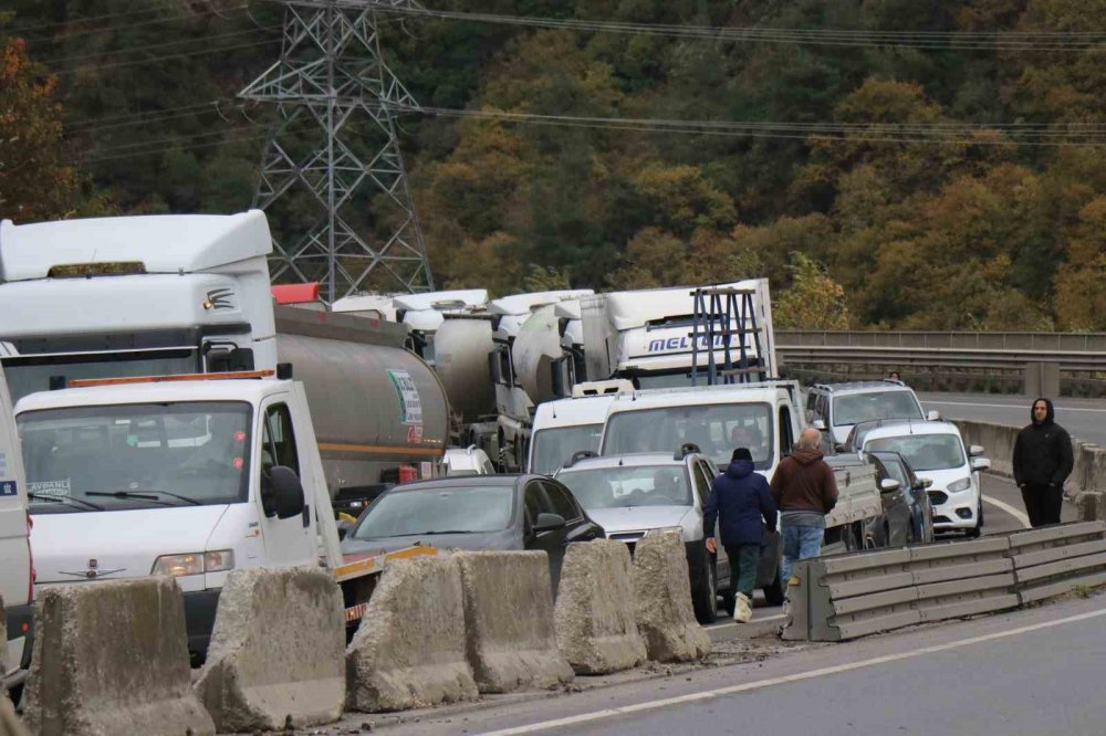 Kontrolden Çıkan Tır Makasladı, D-650 Kara Yolu Trafiğe Kapandı