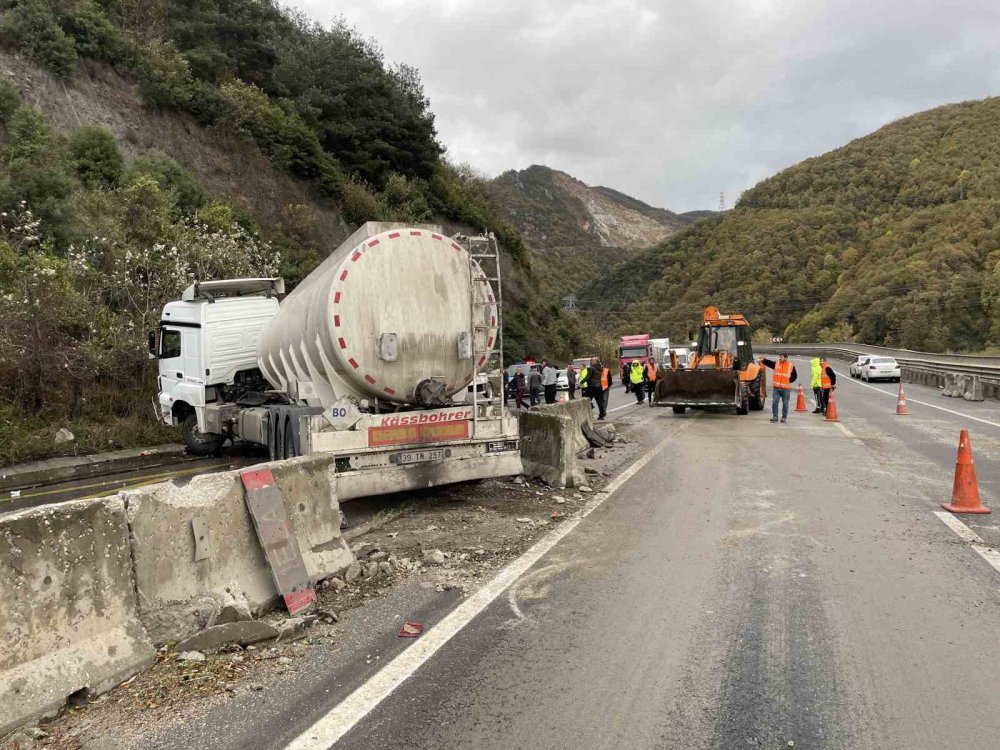 Kontrolden Çıkan Tır Makasladı, D-650 Kara Yolu Trafiğe Kapandı