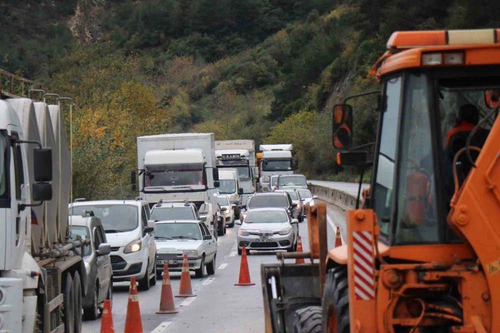 Kontrolden Çıkan Tır Makasladı, D-650 Kara Yolu Trafiğe Kapandı