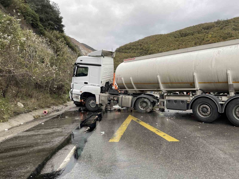 Kontrolden Çıkan Tır Makasladı, D-650 Kara Yolu Trafiğe Kapandı